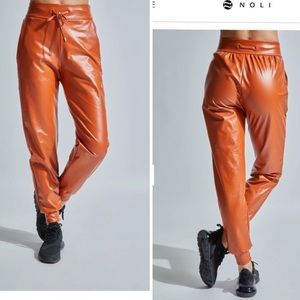 Noli Yoga Midnight Jogger in Camel